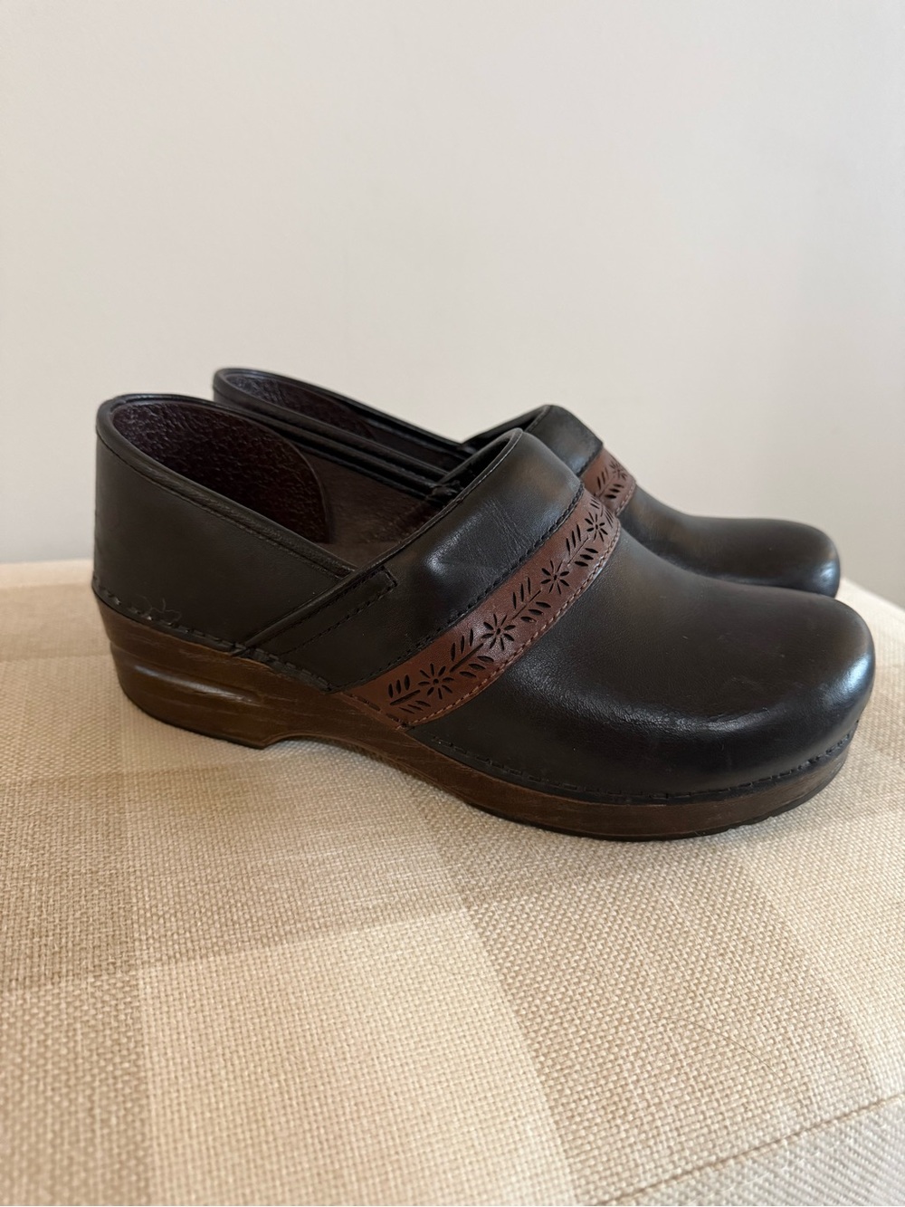 Dansko 41 Leather Slip-On Clog in Dark Brown with Tan Strap